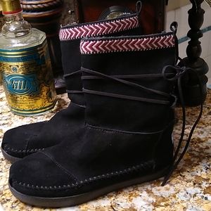 💕❤️🤩 Tom's sheepskin boot size 6 and 1/2